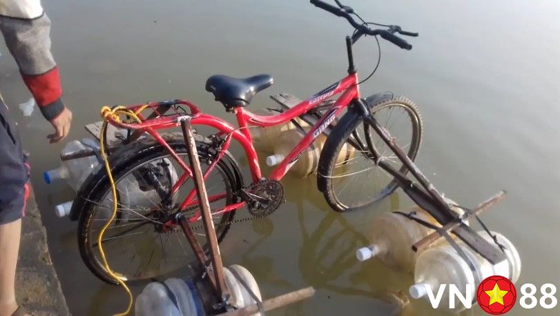 Mơ xe đạp rơi xuống nước